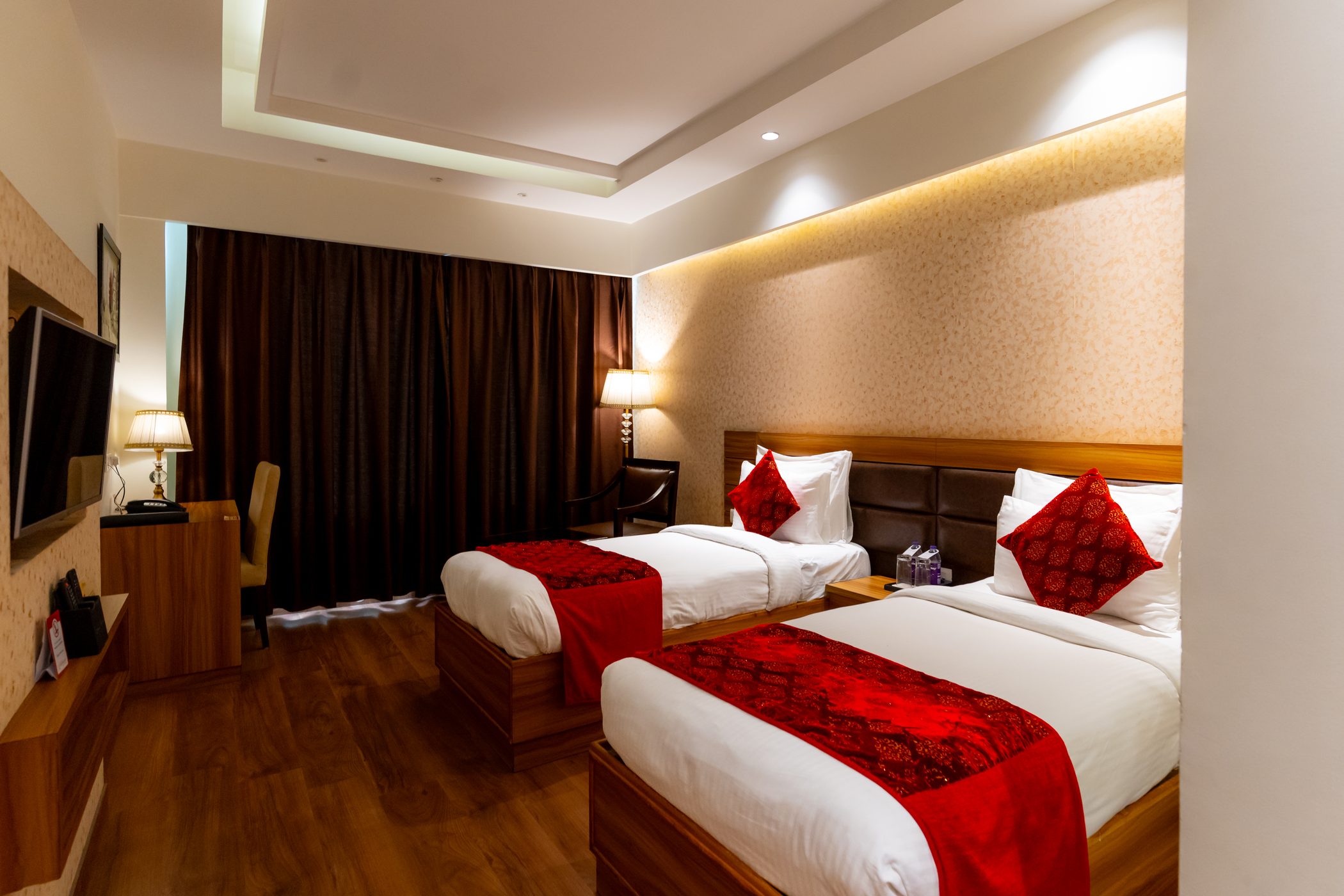 Twin Room: The television wall, the desk and both beds